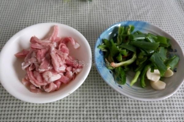 辣椒炒肉的做法图解1
