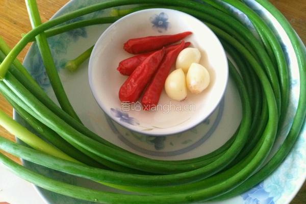 凉拌手撕蒜苔的做法图解1