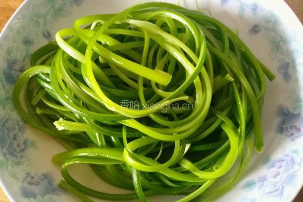 凉拌手撕蒜苔的做法图解4