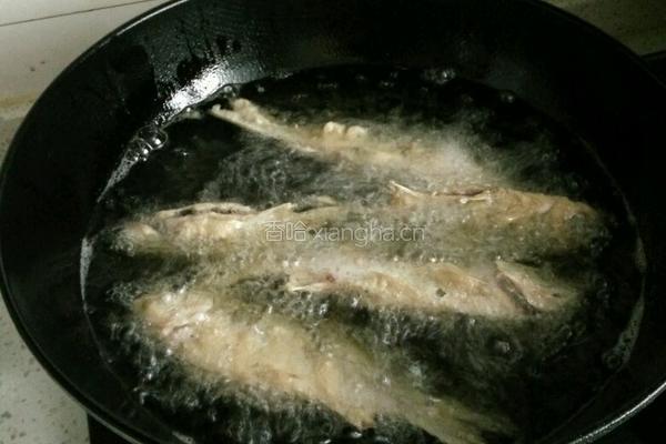 香炸鲫鱼的做法图解2