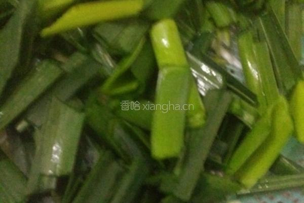 蒜苗炒肉的做法图解1