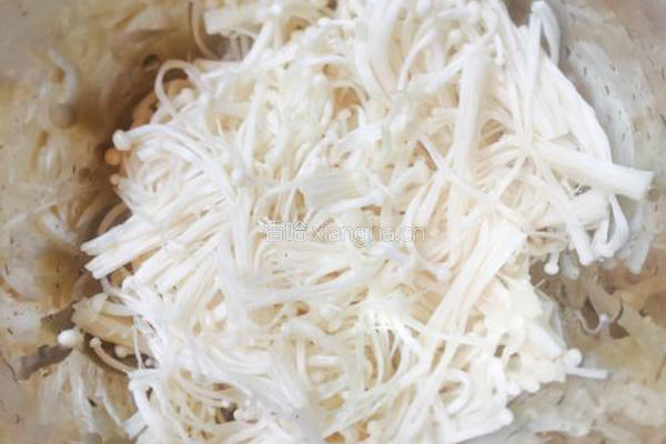 凉拌金针菇的做法图解1
