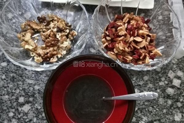 大枣核桃红糖玉米面发糕的做法图解2