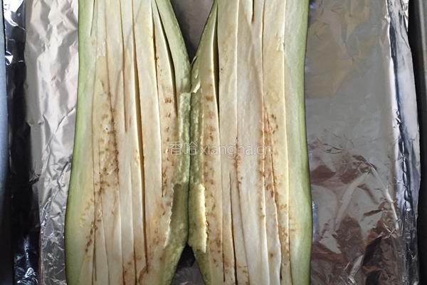 孜然蒜香烤茄子的做法图解1