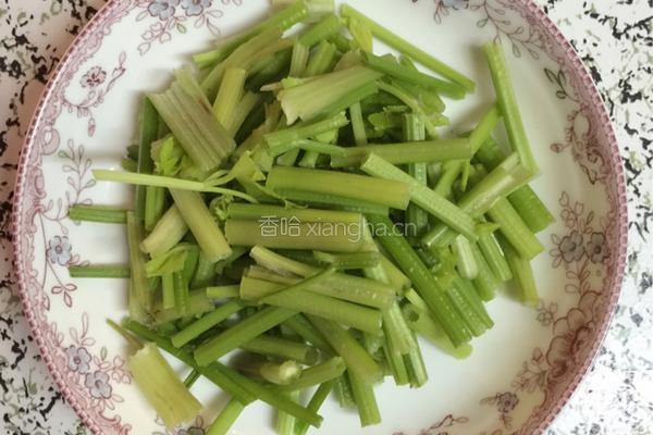 芹菜炒鸡胗的做法图解2