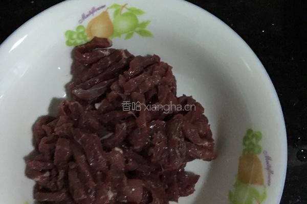 泡椒青菜炒牛肉的做法图解1