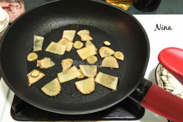 黑啤鸡腿烩饭的做法图解1