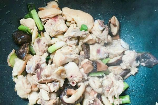 特制香菇鸡肉面的做法图解6