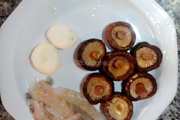 鲜虾酿香菇的做法图解1