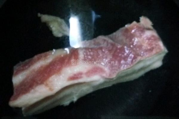 黄金包回锅肉的做法图解1