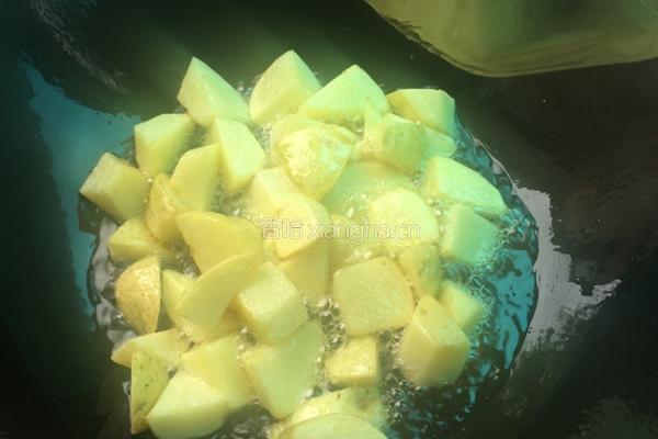 五花肉烧土豆的做法图解2