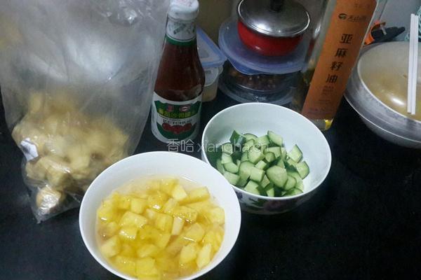 菠萝咕噜小油豆腐的做法图解1