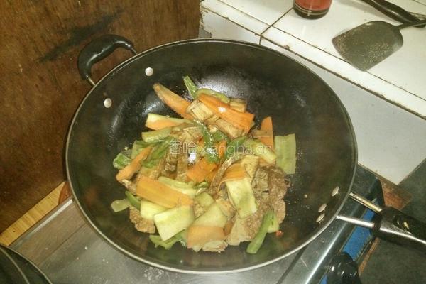 辣椒胡萝卜炒豆干的做法图解3