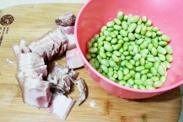 五花肉煮毛豆的做法图解2