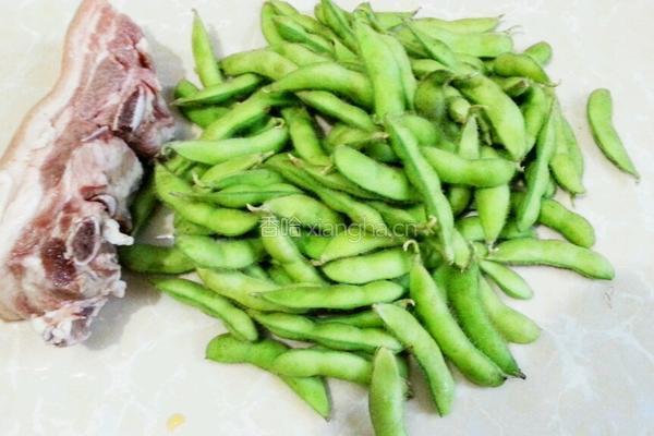 五花肉煮毛豆的做法图解1