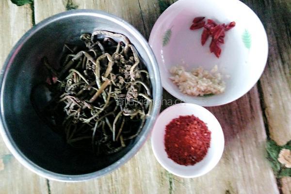 凉拌蕨菜的做法图解2