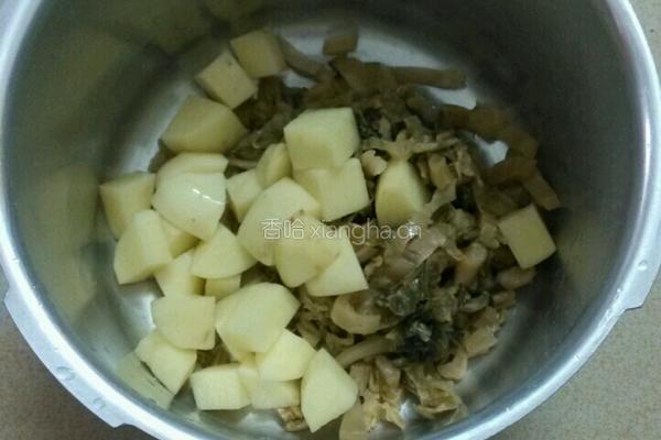 梅菜干焖土豆的做法图解3