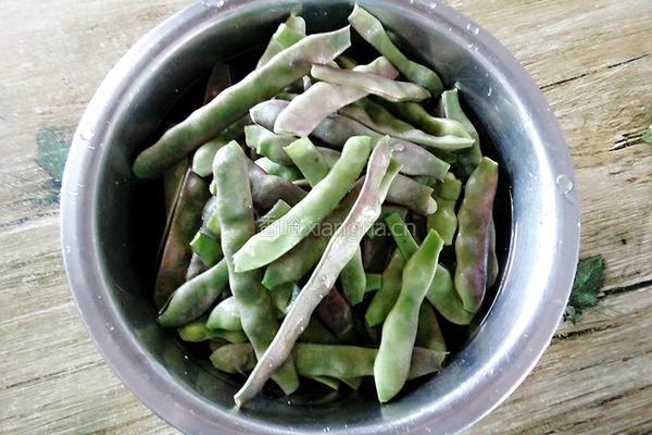 芸豆炒肉的做法图解1