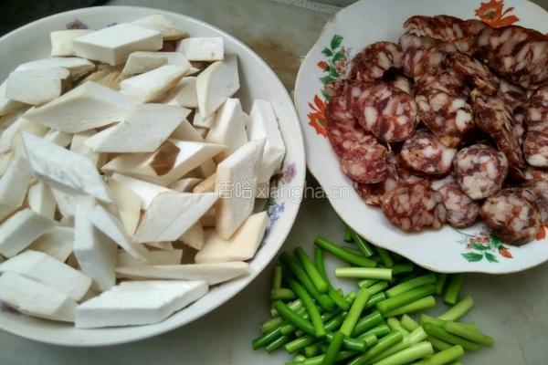 杏鲍菇炒腊肠的做法图解1