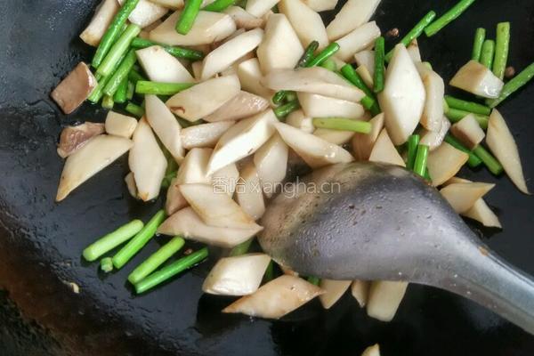 杏鲍菇炒腊肠的做法图解3