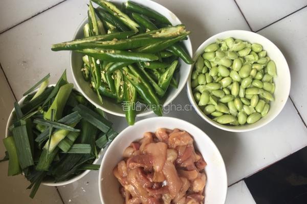 尖椒青豆炒猪肉的做法图解1