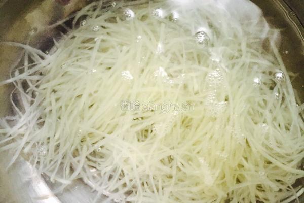 香辣凉拌土豆丝的做法图解3