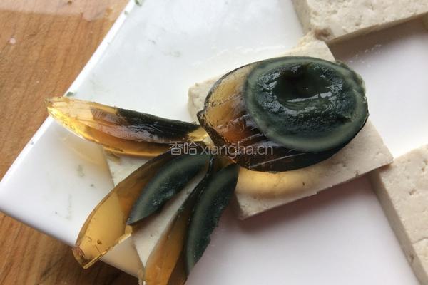 松花蛋拌豆腐的做法图解5