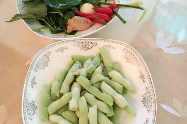 藿香炒四季豆的做法图解1