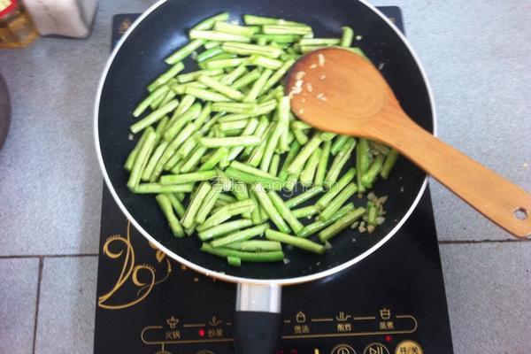 蒜香虹豆角的做法图解3
