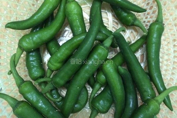 虎皮辣椒的做法图解1