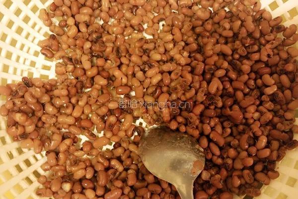 家乡(恩平红豆菱粉糍)的做法图解1
