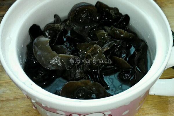 黄瓜木耳炒鸡蛋的做法图解1