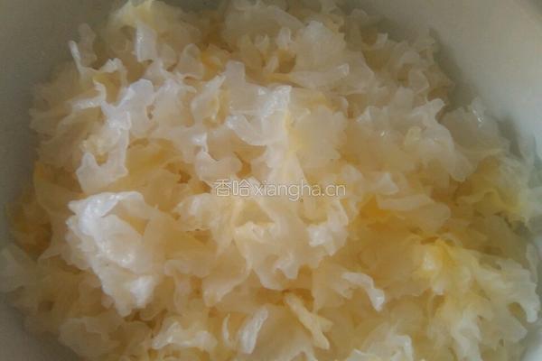 凉拌酸辣银耳的做法图解1