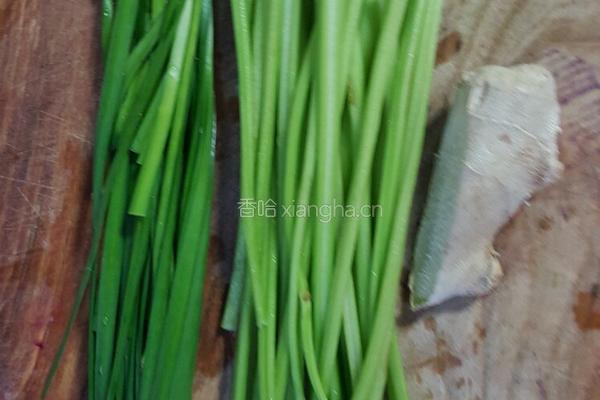 牛奶芹菜鸡蛋饼的做法图解1