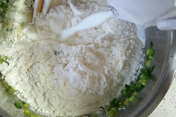 牛奶芹菜鸡蛋饼的做法图解4