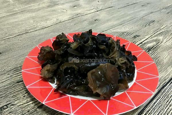 洋葱木耳炒土鸡蛋的做法图解2