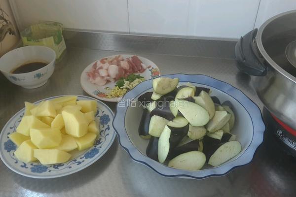 土豆炖茄子的做法图解1