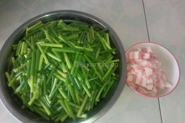 猪肉炒蒜苔的做法图解1