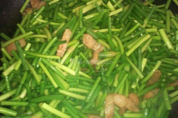 猪肉炒蒜苔的做法图解4
