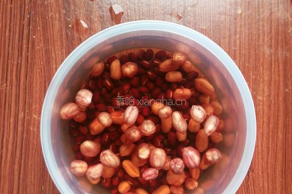 红豆花生黑米粥的做法图解1