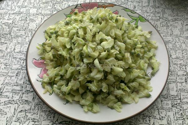 槐花肉末饼的做法图解1