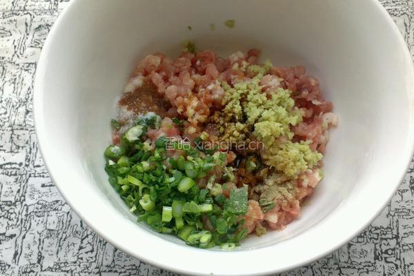 槐花肉末饼的做法图解3