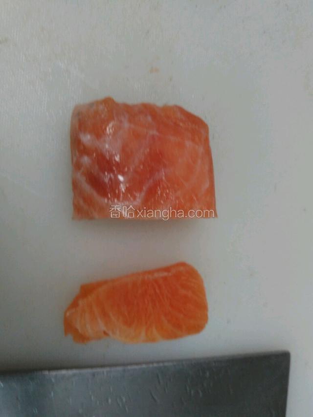 把三纹鱼改切为0.2厘米厚的片
