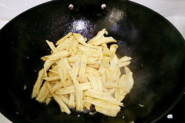 黑木耳炒腐竹的做法图解4