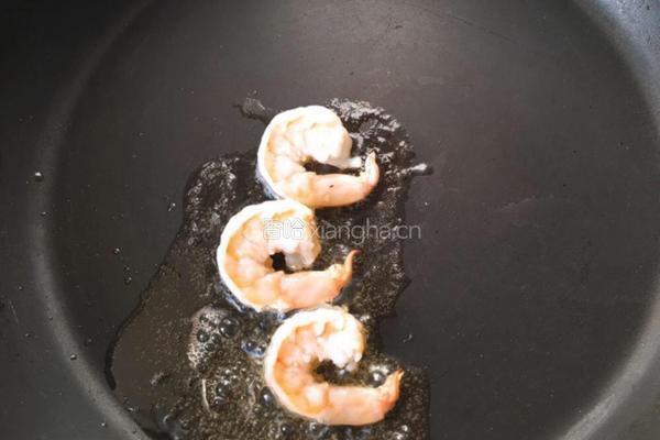 黑胡椒虾肉意大利面的做法图解3