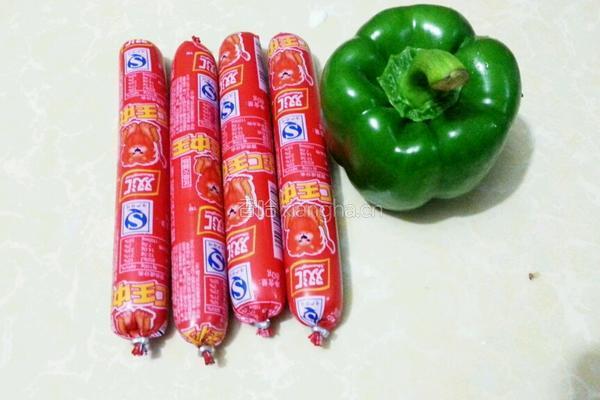 青椒炒火腿的做法图解1