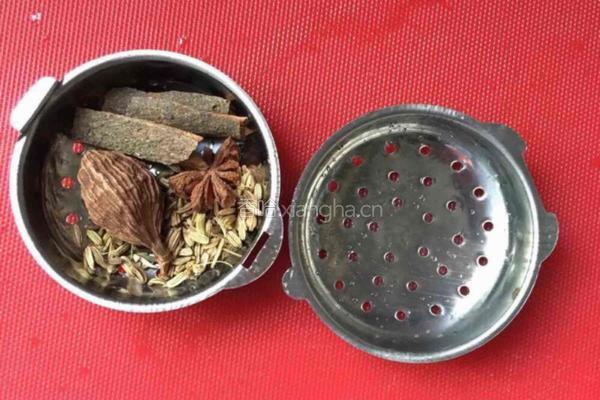 水煮五香花生米的做法图解2