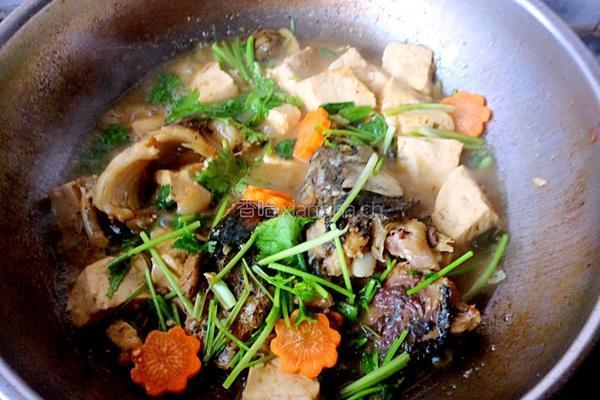 鲫鱼炖豆腐的做法图解7