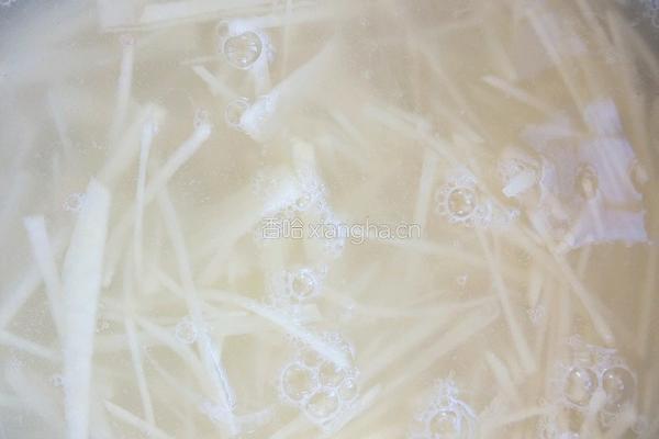 土豆丝炒芹菜的做法图解1