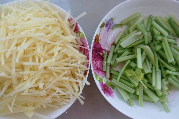 土豆丝炒芹菜的做法图解3